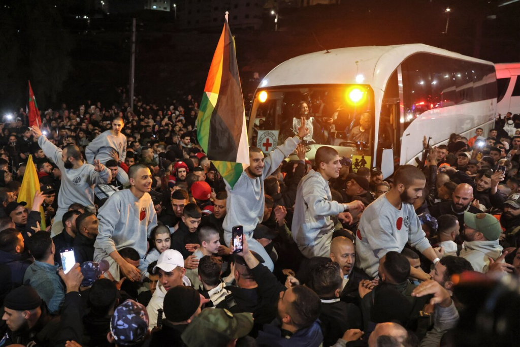 596 Palestinian Hostages Freed in Israel-Hamas Exchange

Photo: Arab News
