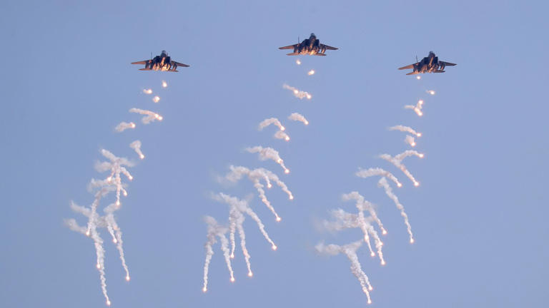 15 Injured After Fighter Jets Accidentally Bomb Homes in South Korea

Photo: MSN