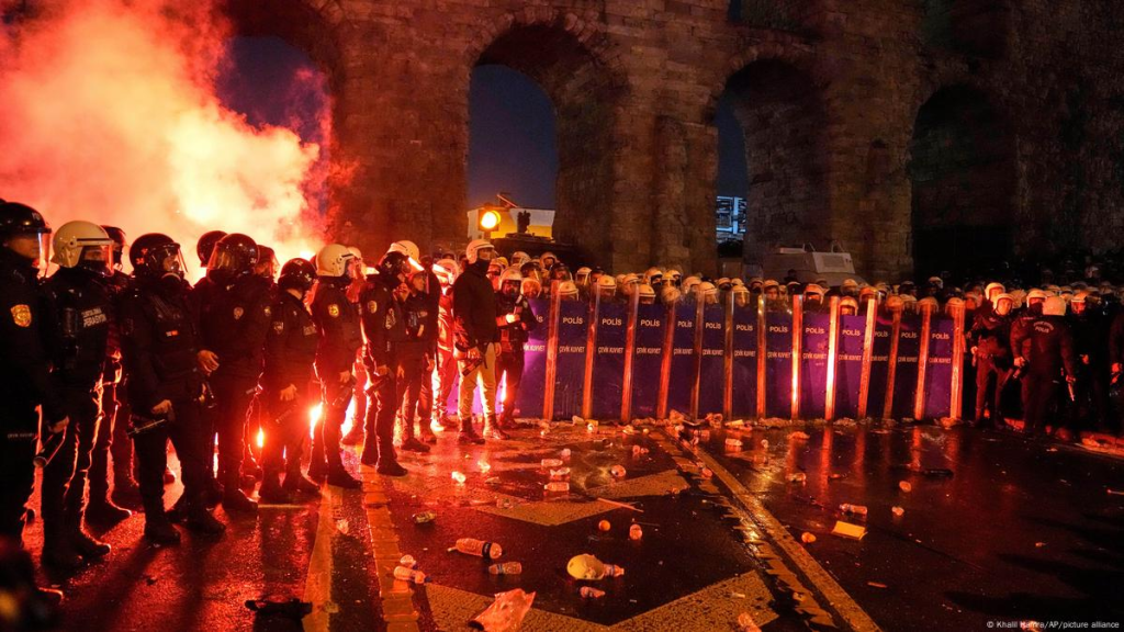 Türkiye Arrests 1,133 in Protest Clampdown

Image: DW