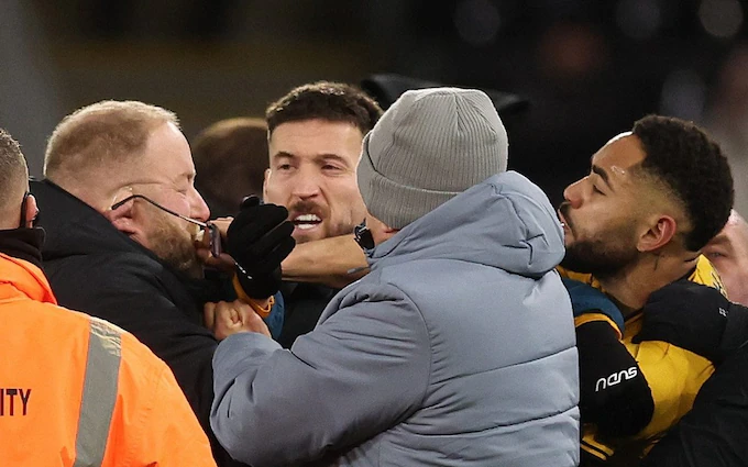 Wolves Cunha Gets Ban Cut After Offering Guard New Glasses